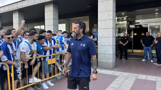 Casi 100 aficionados reciben al conjunto blanquiazul en el hotel de concentración en Valladolid