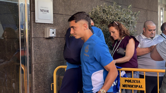Casi 100 aficionados reciben al conjunto blanquiazul en el hotel de concentración en Valladolid