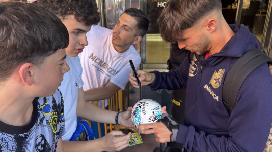 Casi 100 aficionados reciben al conjunto blanquiazul en el hotel de concentración en Valladolid