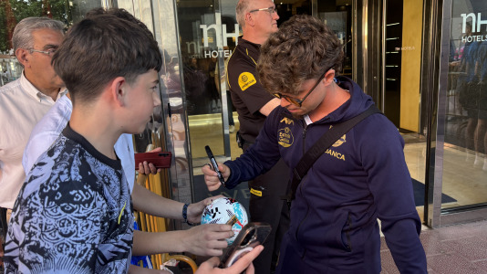 Casi 100 aficionados reciben al conjunto blanquiazul en el hotel de concentración en Valladolid