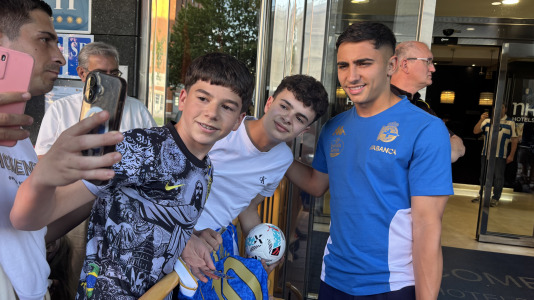 Casi 100 aficionados reciben al conjunto blanquiazul en el hotel de concentración en Valladolid