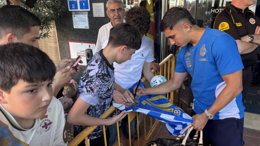 Casi 100 aficionados reciben al conjunto blanquiazul en el hotel de concentración en Valladolid