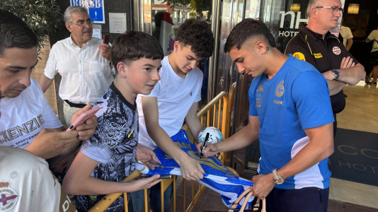 Casi 100 aficionados reciben al conjunto blanquiazul en el hotel de concentración en Valladolid