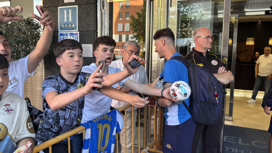 Casi 100 aficionados reciben al conjunto blanquiazul en el hotel de concentración en Valladolid