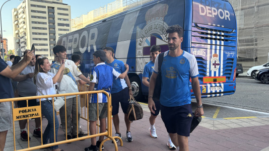 Casi 100 aficionados reciben al conjunto blanquiazul en el hotel de concentración en Valladolid