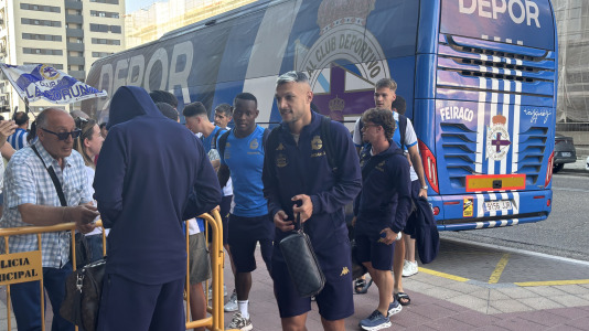 Casi 100 aficionados reciben al conjunto blanquiazul en el hotel de concentración en Valladolid