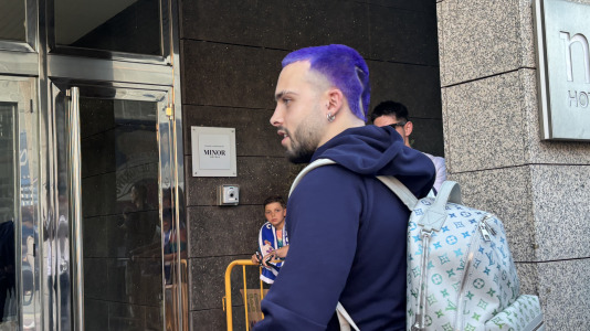 Casi 100 aficionados reciben al conjunto blanquiazul en el hotel de concentración en Valladolid