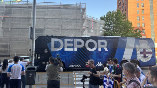 Casi 100 aficionados reciben al conjunto blanquiazul en el hotel de concentración en Valladolid