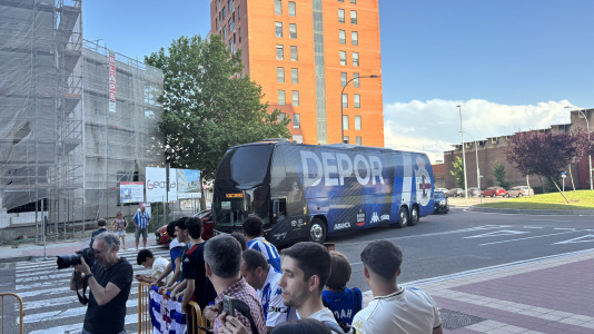 Casi 100 aficionados reciben al conjunto blanquiazul en el hotel de concentración en Valladolid