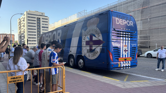 Casi 100 aficionados reciben al conjunto blanquiazul en el hotel de concentración en Valladolid