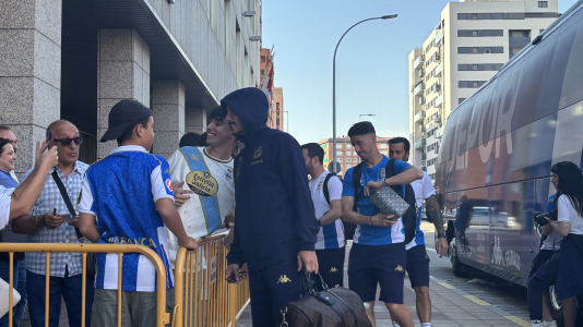 Casi 100 aficionados reciben al conjunto blanquiazul en el hotel de concentración en Valladolid