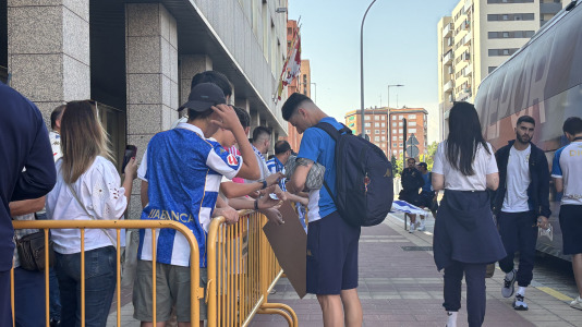 Casi 100 aficionados reciben al conjunto blanquiazul en el hotel de concentración en Valladolid