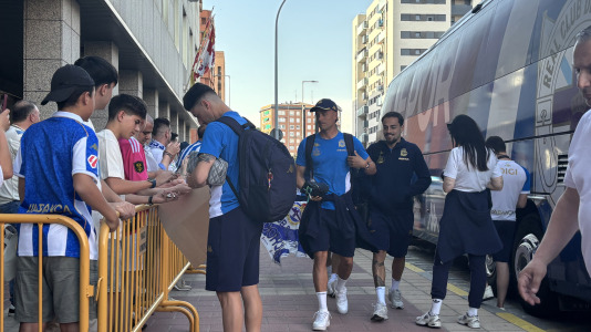 Casi 100 aficionados reciben al conjunto blanquiazul en el hotel de concentración en Valladolid