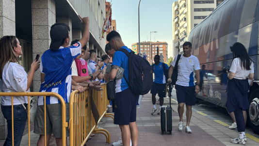Casi 100 aficionados reciben al conjunto blanquiazul en el hotel de concentración en Valladolid