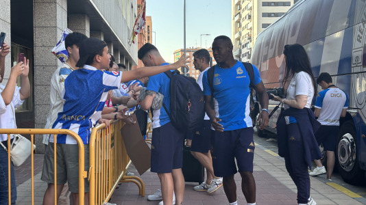 Casi 100 aficionados reciben al conjunto blanquiazul en el hotel de concentración en Valladolid
