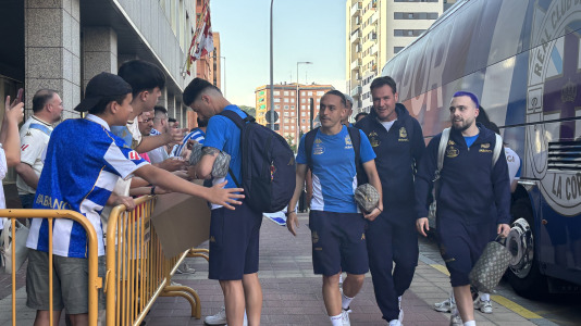Casi 100 aficionados reciben al conjunto blanquiazul en el hotel de concentración en Valladolid