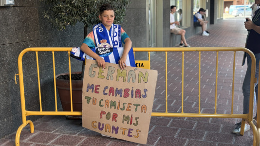 Casi 100 aficionados reciben al conjunto blanquiazul en el hotel de concentración en Valladolid