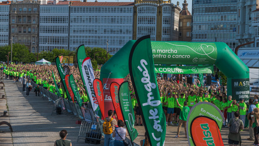 Corredores de todas las edades participaron en la prueba solidaria por las calles de A Coruña