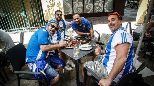 La afición blanquiazul toma las calles pucelanas en la previa al encuentro