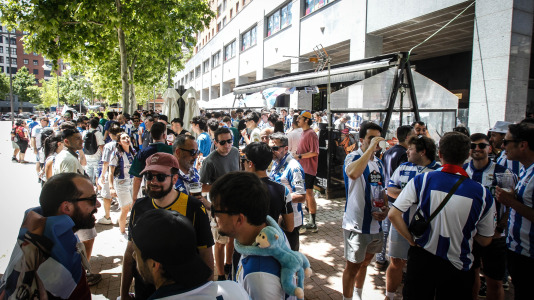 La afición blanquiazul toma las calles pucelanas en la previa al encuentro