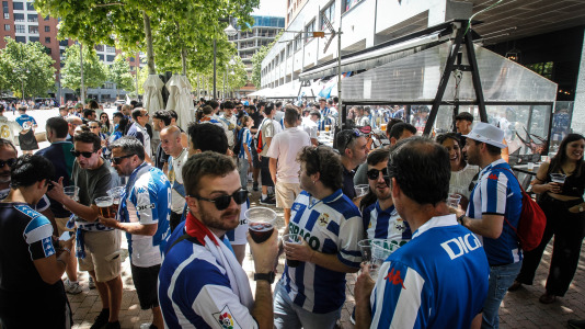 La afición blanquiazul toma las calles pucelanas en la previa al encuentro