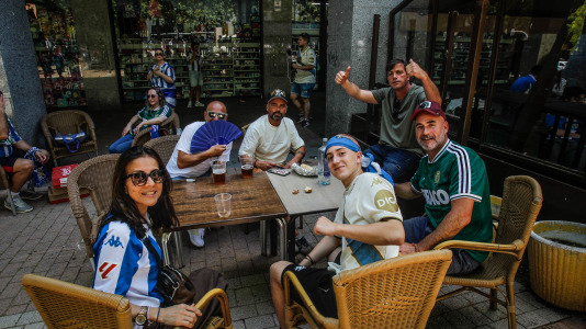 La afición blanquiazul toma las calles pucelanas en la previa al encuentro