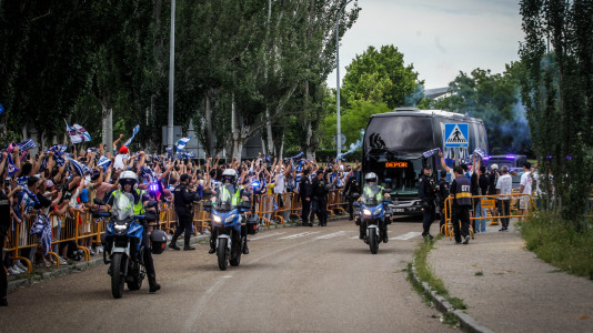 La afición blanquiazul toma las calles pucelanas en la previa al encuentro
