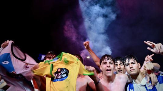 Miles de deportivistas, con Juan Carlos Escotet a la cabeza, disfrutaron antes y celebraron después con la plantilla en una noche para la historia