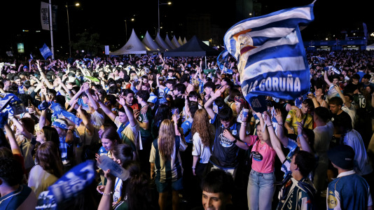 Miles de deportivistas, con Juan Carlos Escotet a la cabeza, disfrutaron antes y celebraron después con la plantilla en una noche para la historia