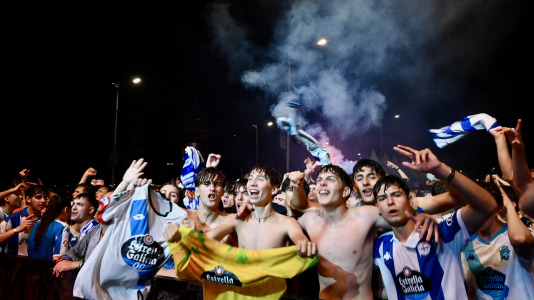 Miles de deportivistas, con Juan Carlos Escotet a la cabeza, disfrutaron antes y celebraron después con la plantilla en una noche para la historia