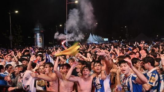 Miles de deportivistas, con Juan Carlos Escotet a la cabeza, disfrutaron antes y celebraron después con la plantilla en una noche para la historia