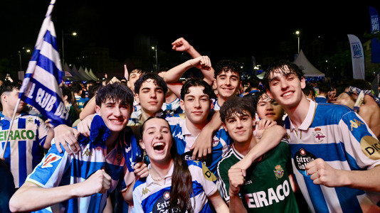 Miles de deportivistas, con Juan Carlos Escotet a la cabeza, disfrutaron antes y celebraron después con la plantilla en una noche para la historia