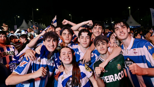 Miles de deportivistas, con Juan Carlos Escotet a la cabeza, disfrutaron antes y celebraron después con la plantilla en una noche para la historia