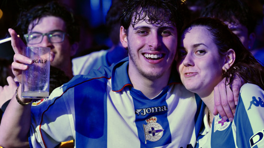 Miles de deportivistas, con Juan Carlos Escotet a la cabeza, disfrutaron antes y celebraron después con la plantilla en una noche para la historia