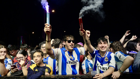 Miles de deportivistas, con Juan Carlos Escotet a la cabeza, disfrutaron antes y celebraron después con la plantilla en una noche para la historia