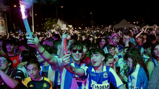 Miles de deportivistas, con Juan Carlos Escotet a la cabeza, disfrutaron antes y celebraron después con la plantilla en una noche para la historia