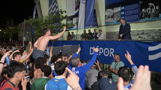Miles de deportivistas, con Juan Carlos Escotet a la cabeza, disfrutaron antes y celebraron después con la plantilla en una noche para la historia