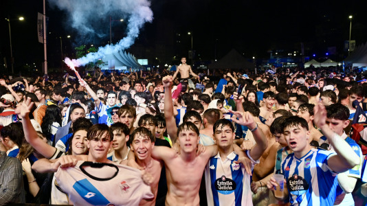 Miles de deportivistas, con Juan Carlos Escotet a la cabeza, disfrutaron antes y celebraron después con la plantilla en una noche para la historia