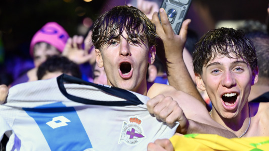 Miles de deportivistas, con Juan Carlos Escotet a la cabeza, disfrutaron antes y celebraron después con la plantilla en una noche para la historia