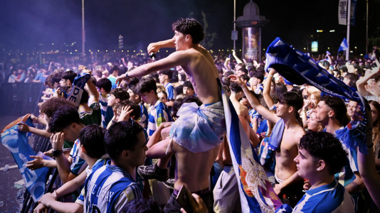 Miles de deportivistas, con Juan Carlos Escotet a la cabeza, disfrutaron antes y celebraron después con la plantilla en una noche para la historia