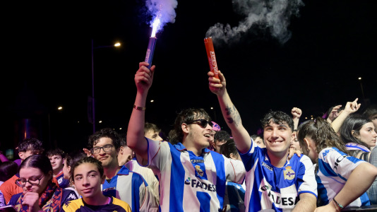 Miles de deportivistas, con Juan Carlos Escotet a la cabeza, disfrutaron antes y celebraron después con la plantilla en una noche para la historia
