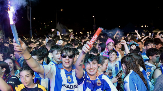 Miles de deportivistas, con Juan Carlos Escotet a la cabeza, disfrutaron antes y celebraron después con la plantilla en una noche para la historia