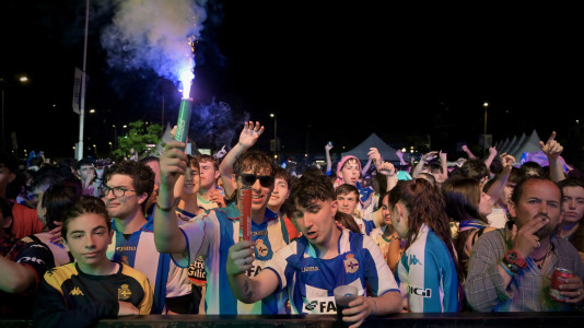 Miles de deportivistas, con Juan Carlos Escotet a la cabeza, disfrutaron antes y celebraron después con la plantilla en una noche para la historia