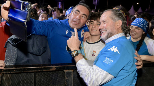 Miles de deportivistas, con Juan Carlos Escotet a la cabeza, disfrutaron antes y celebraron después con la plantilla en una noche para la historia