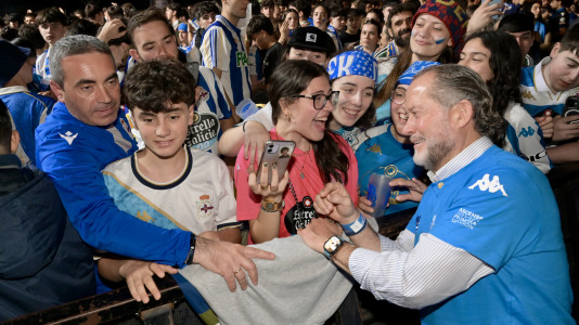 Miles de deportivistas, con Juan Carlos Escotet a la cabeza, disfrutaron antes y celebraron después con la plantilla en una noche para la historia