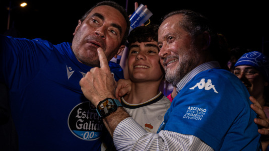Miles de deportivistas, con Juan Carlos Escotet a la cabeza, disfrutaron antes y celebraron después con la plantilla en una noche para la historia