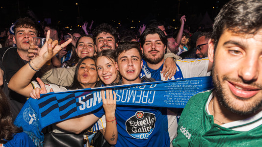 Miles de deportivistas, con Juan Carlos Escotet a la cabeza, disfrutaron antes y celebraron después con la plantilla en una noche para la historia