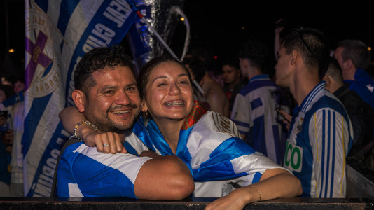 Miles de deportivistas, con Juan Carlos Escotet a la cabeza, disfrutaron antes y celebraron después con la plantilla en una noche para la historia