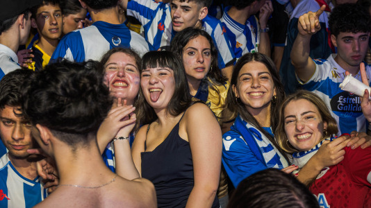 Miles de deportivistas, con Juan Carlos Escotet a la cabeza, disfrutaron antes y celebraron después con la plantilla en una noche para la historia