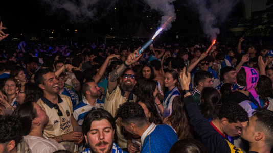 Miles de deportivistas, con Juan Carlos Escotet a la cabeza, disfrutaron antes y celebraron después con la plantilla en una noche para la historia